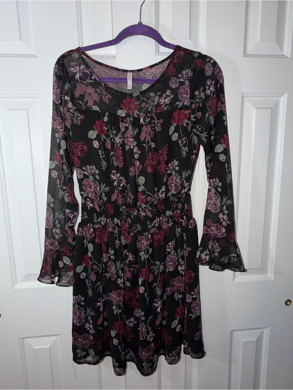 Women’s Black Floral Long-Sleeve Dress - Elegant Fit